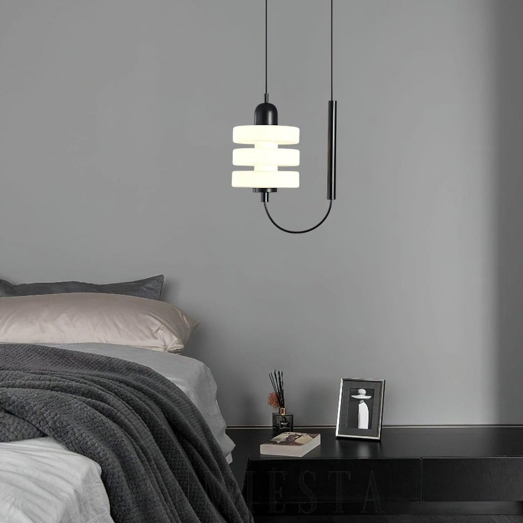 Japońska szklana lampa wisząca czarna biała - widok od spodu z jasnym szklanym kloszem