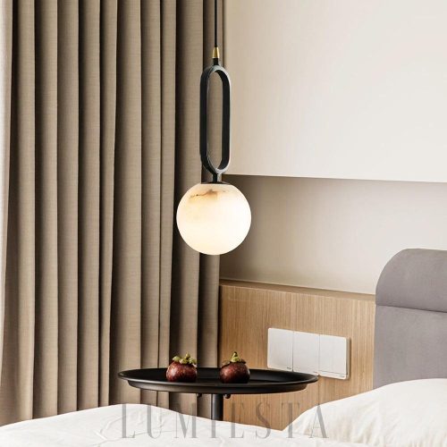 Ouale - lampa wisząca z alabastru i metalu, owalny klosz w czarno białym zestawieniu