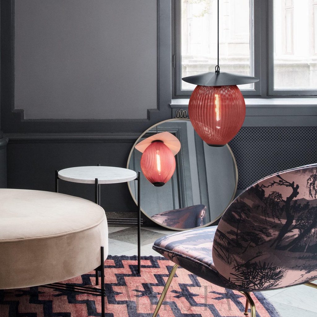 Gubi - lampa wisząca z metalu w ciepłym odcieniu, pokazana z boku