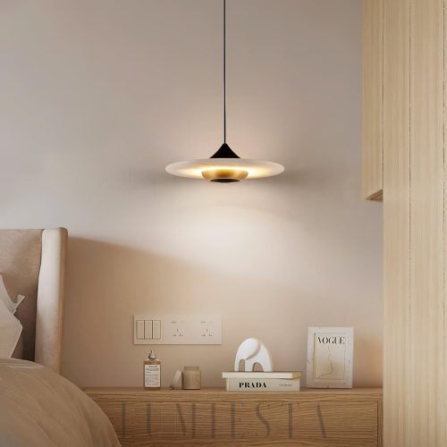 Stratford - lampa wisząca z alabastru, złote detale i czarny stelaż widziane z boku