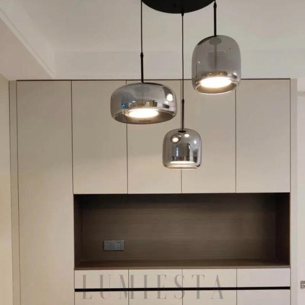 Szklana lampa wisząca industrialna 35 cm, zbliżenie na szklany klosz o gładkiej powierzchni