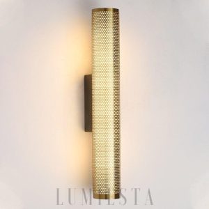 Lampa ścienna w złotym kolorze w nowoczesnym stylu - widok z boku, smukły tubowy profil