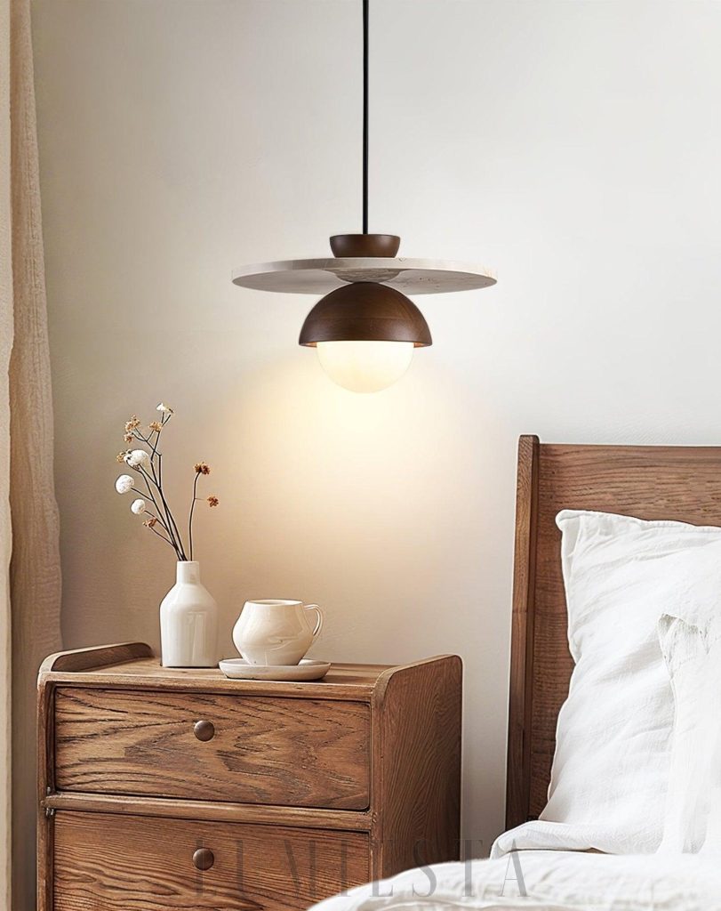 Lampa wisząca z trawertynu beżowo orzechowa - pełna sylwetka nad stołem w ciepłej aranżacji