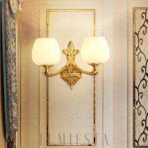 Lampa ścienna mosiężna z szklanym kloszem w stylu vintage