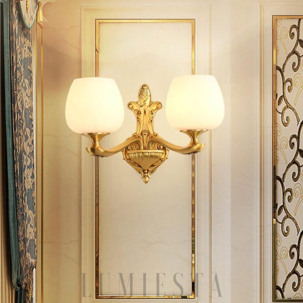 Lampa ścienna mosiężna z szklanym kloszem w stylu vintage