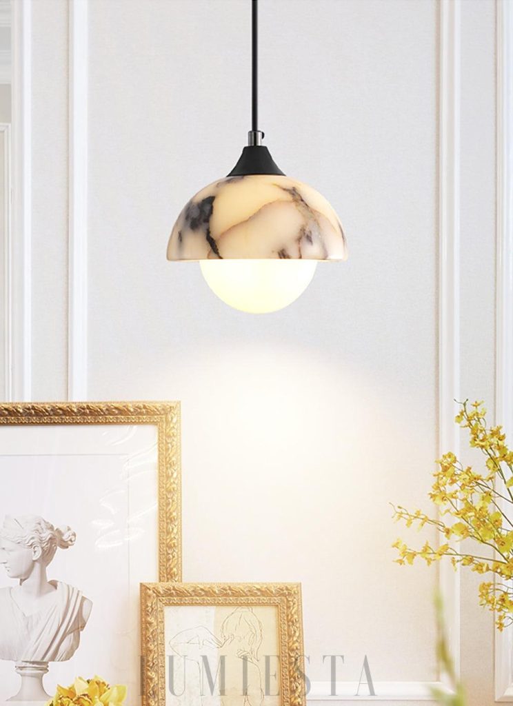 Liquid - marmurowa lampa wisząca biało czarna, ujęcie całej bryły z kontrastowym wykończeniem