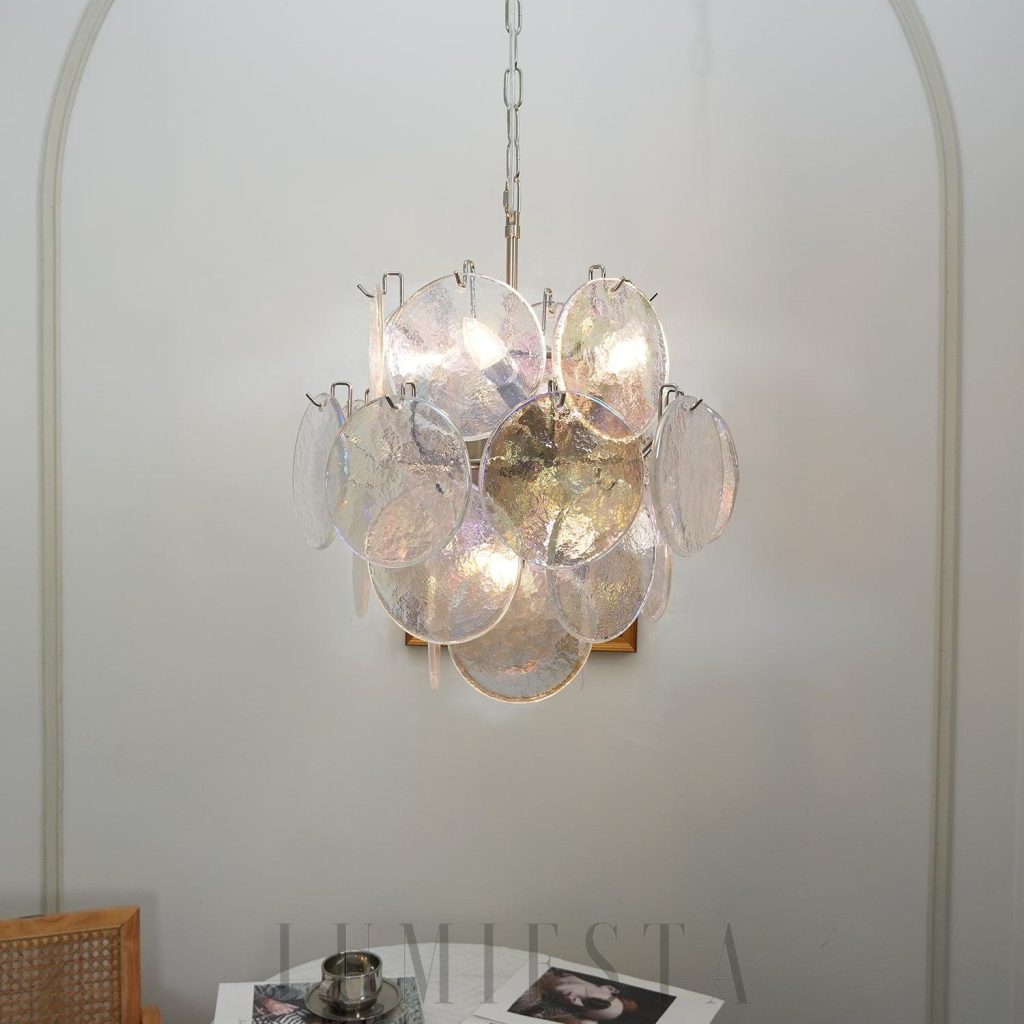 Żyrandol Vintage Murano 45 cm - irydyzujące szklane elementy i metalowa oprawa widoczne z boku