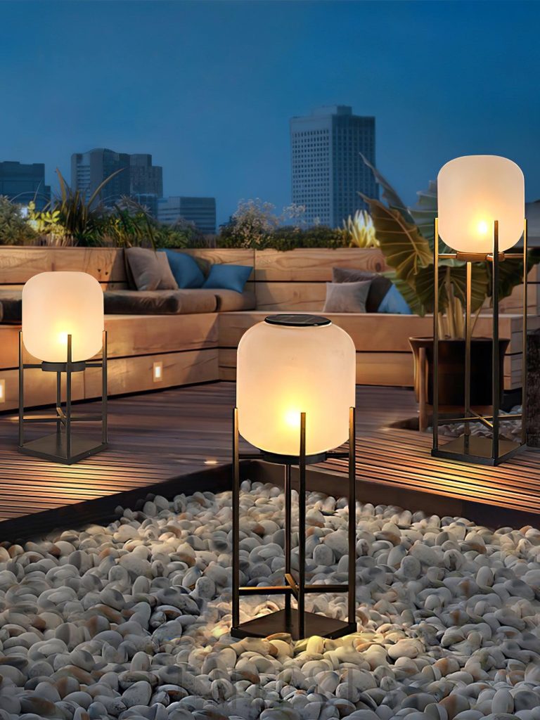 Lhotse - elegancka lampa ogrodowa stojąca, widok na podstawę i prostą formę latarni