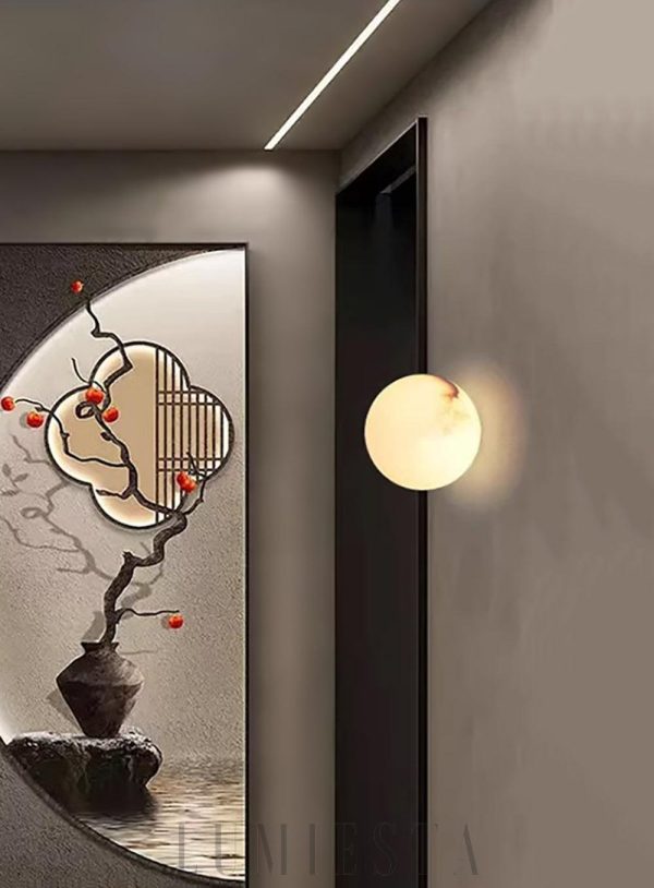 Delphi - Elegancka lampa ścienna Alabaster kula, biało-złota