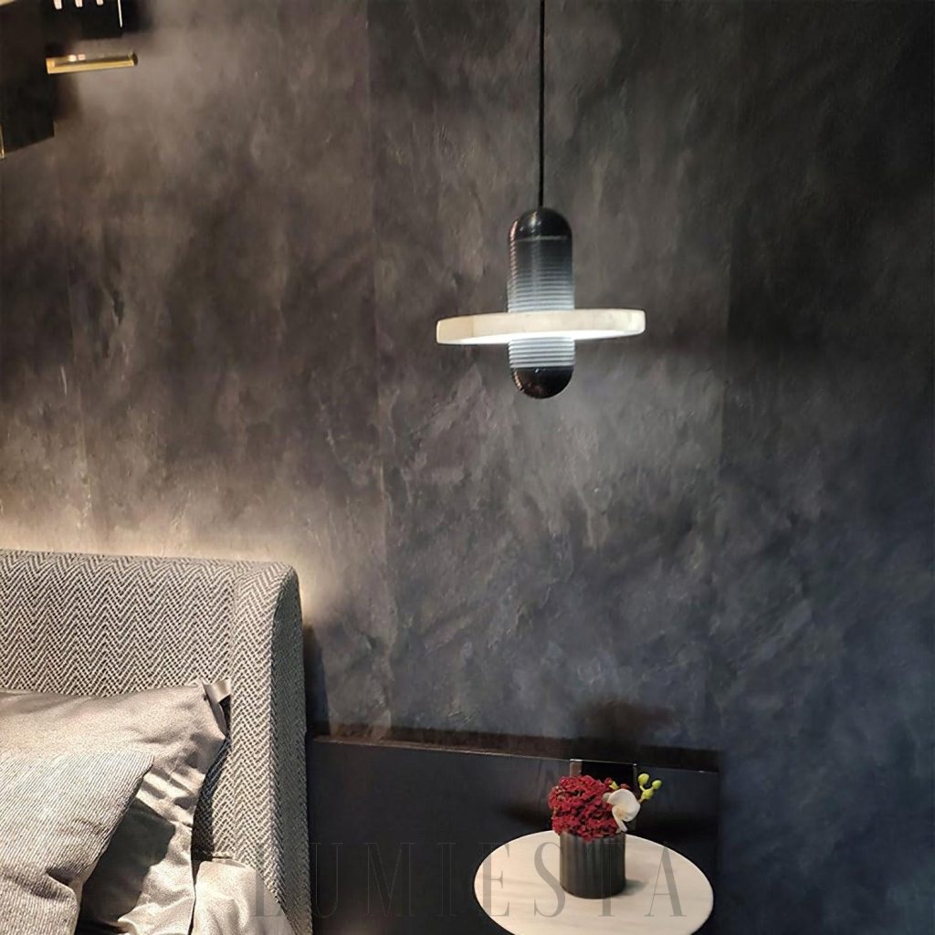 Lampa wisząca alabastrowa Lupa Alabaster, ujęcie całej formy z metalowym zawieszeniem