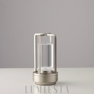 Lampa stołowa metalowa industrialna - ujęcie całej formy na jasnym tle