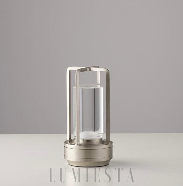 Lampa stołowa metalowa industrialna - ujęcie całej formy na jasnym tle