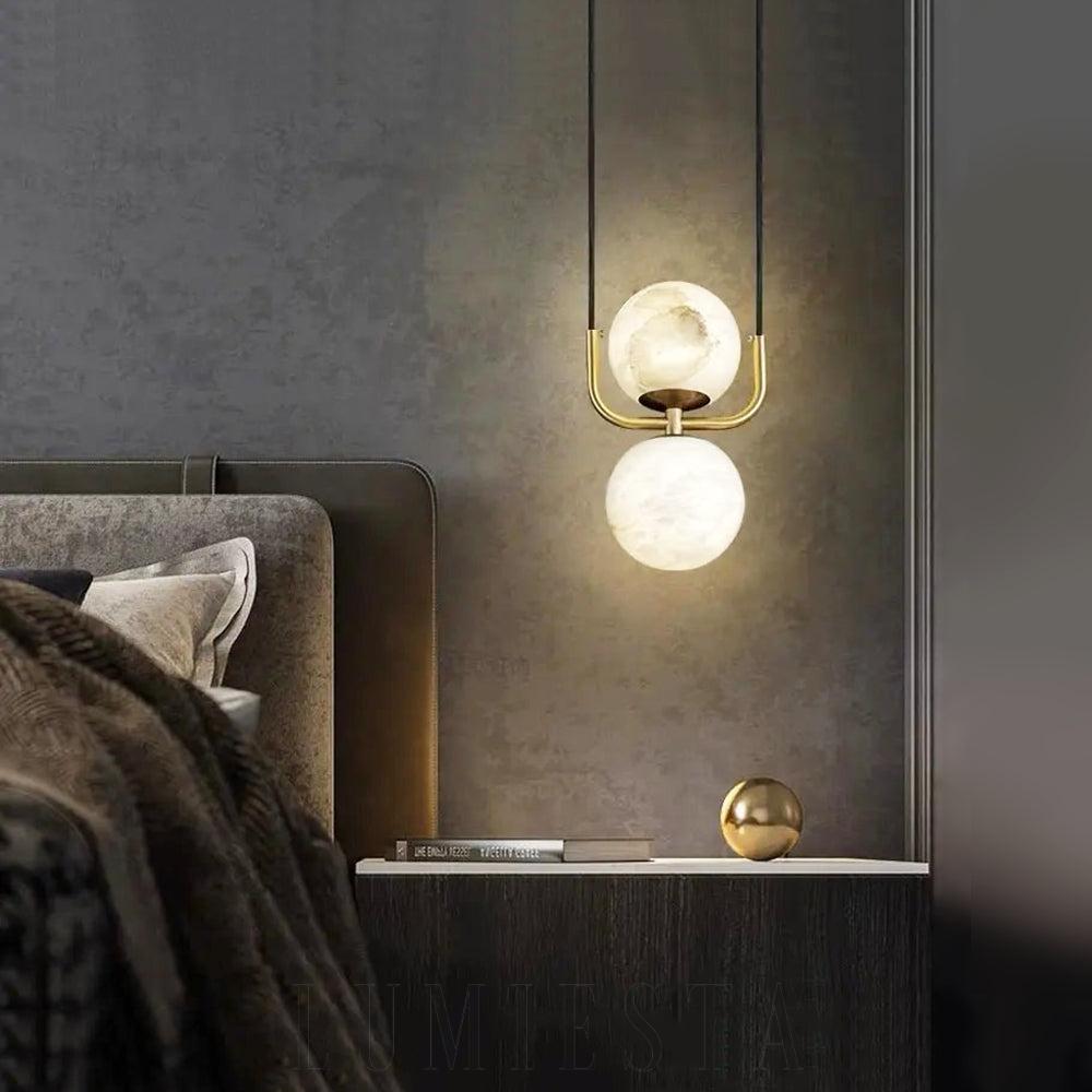 Lampa wisząca alabastrowa mosiądz, boczny widok zawieszenia i smukłej bryły