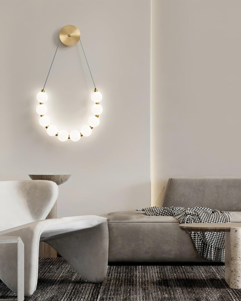 Necklace Loop - lampa ścienna z mosiądzu pokazana w zbliżeniu