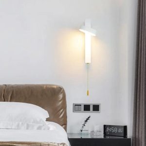 Nowoczesna obrotowa lampa ścienna w kształcie krzyża, detal złotego wykończenia