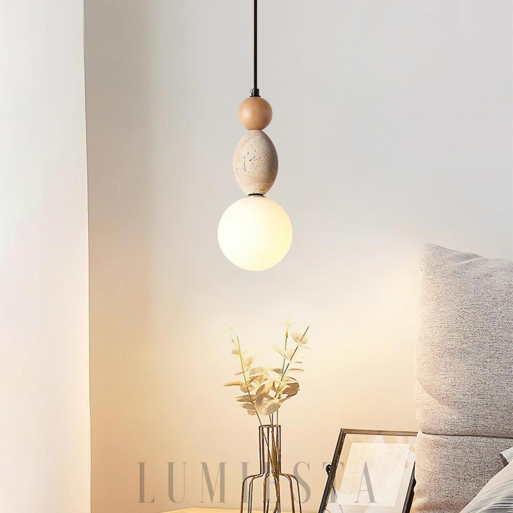 Model A 12 cm - trawertynowa lampa wisząca totemowa, detal kamiennej kuli