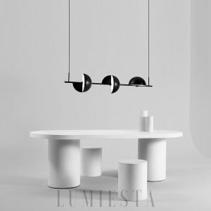 Lampa wisząca Trapeze Triplette w czerni, smukłe aluminiowe ramiona i proste oprawy