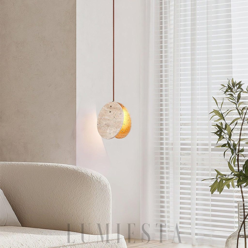 Lampa wisząca z trawertynu okrągła, zbliżenie na beżowy kamień i naturalną fakturę