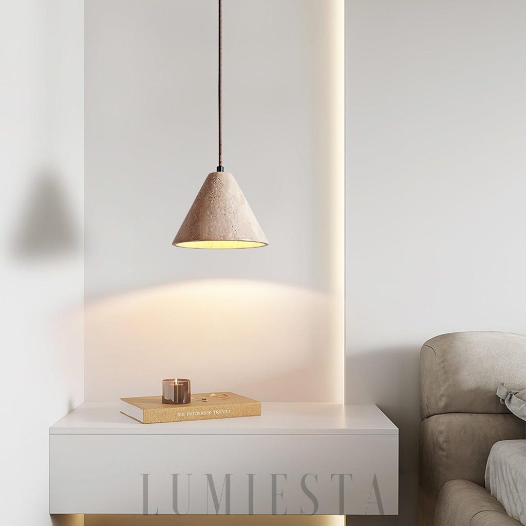Scafell - lampa wisząca z trawertynu w aranżacji, miękko podświetlony kamienny klosz