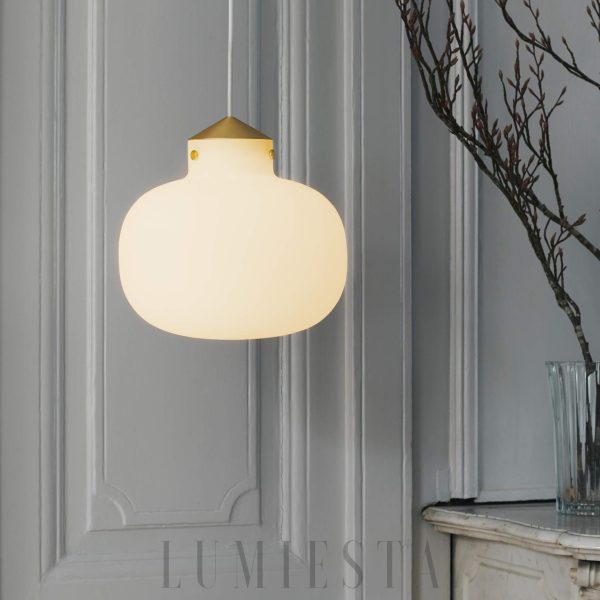Lampa wisząca Raito 30 cm z białą szklaną kulą, detal mocowania i gładkiej powierzchni
