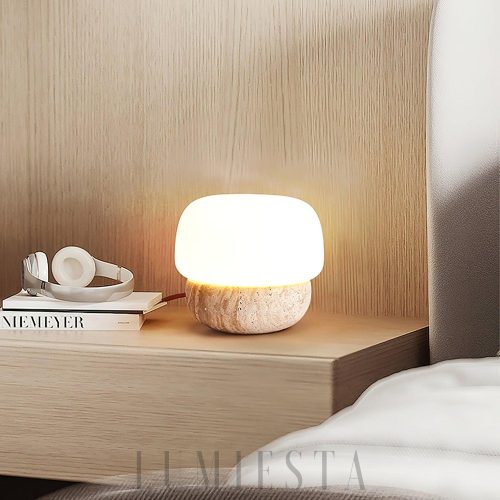 Beżowa okrągła lampa stołowa z trawertynu Doudou, widok od przodu