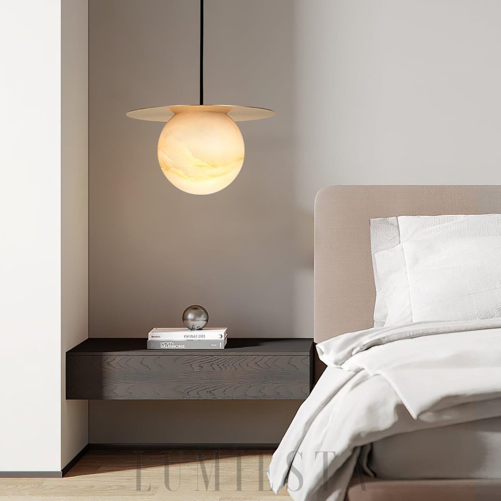 Borra - lampa wisząca alabastrowa kula mosiężna, detal kuli i wykończenia metalu