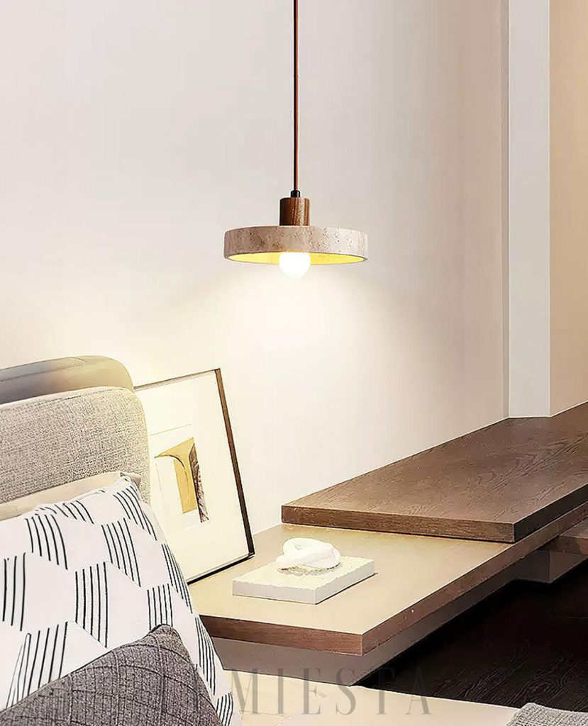 Lampa wisząca Piedra z trawertynu i drewna, widok z boku na cylindryczny klosz