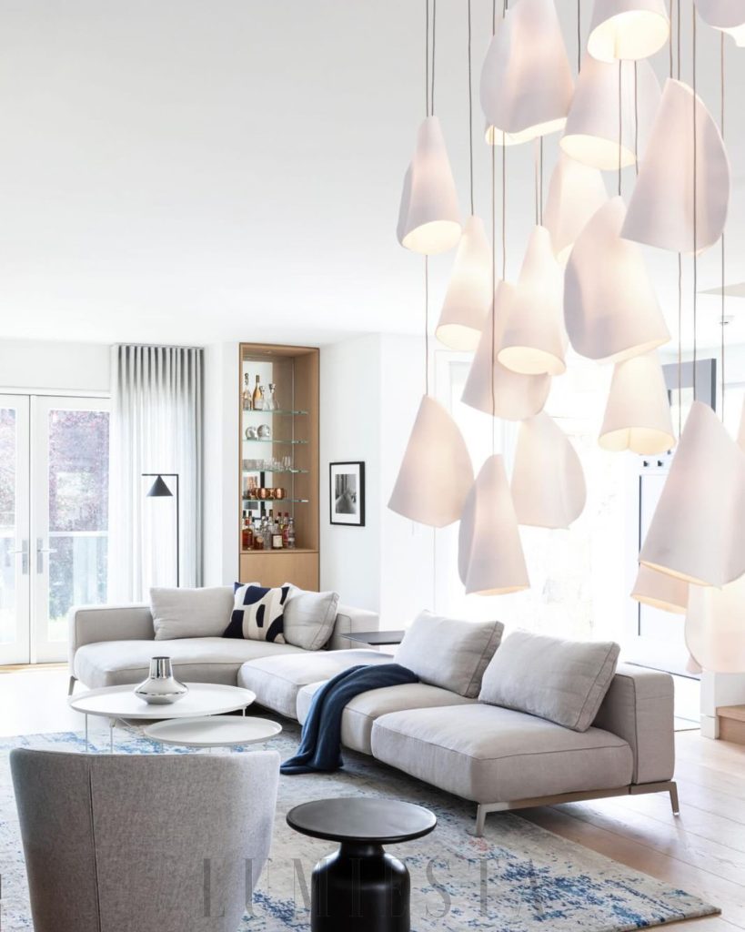 Series 21 w bieli - detal metalowej konstrukcji i porcelanowych opraw