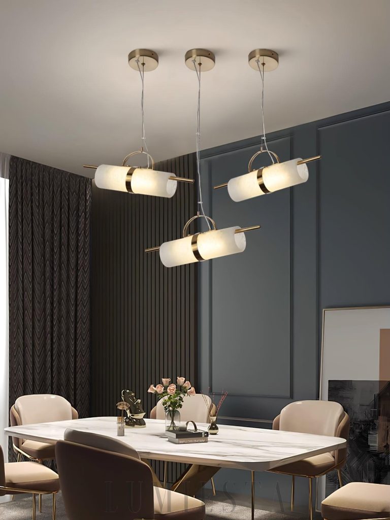 Mini lampa wisząca cylindryczna alabastrowa mosiężna - boczny widok smukłej formy i ciepłego metalu