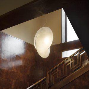 Biała lampa wisząca Overlap z metalu, ujęcie pod lekkim kątem