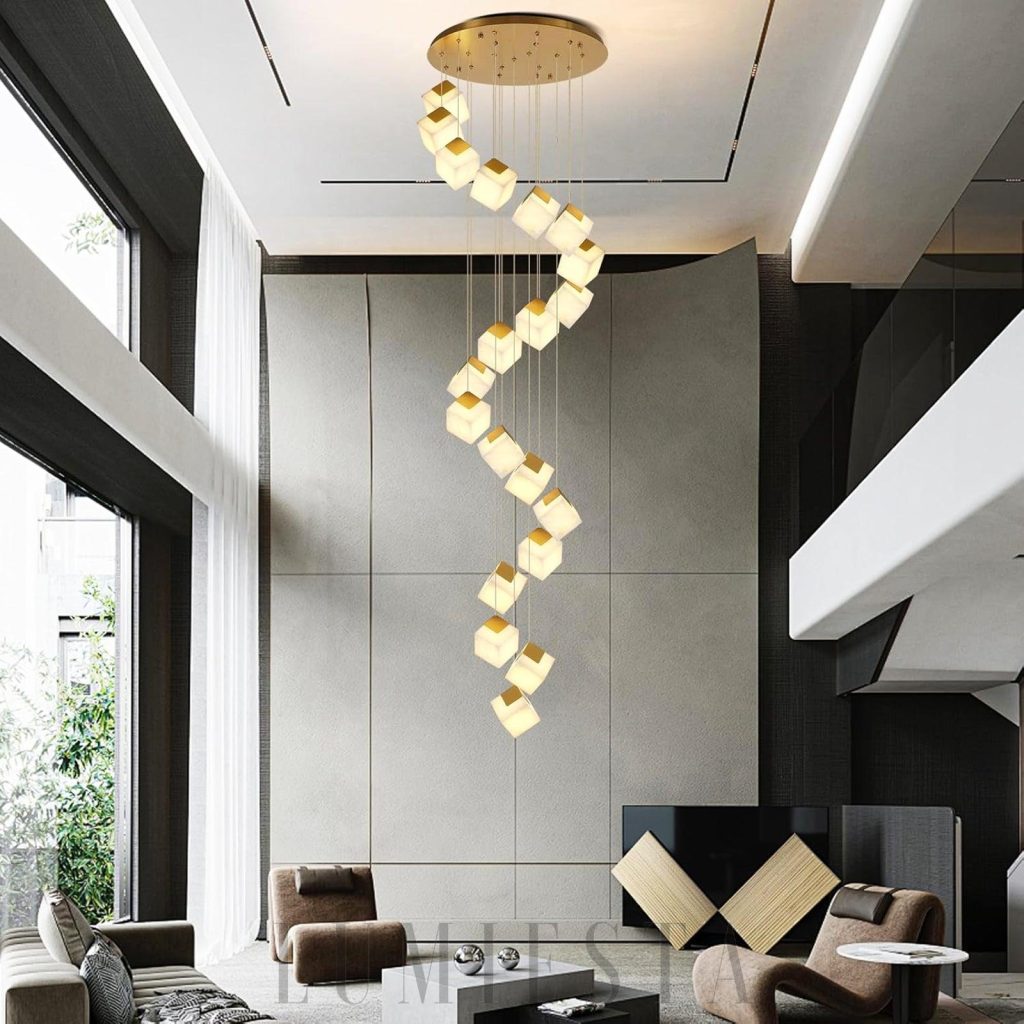 Jess - lampa wisząca z alabastru i mosiądzu w ujęciu z lekkiego skosu