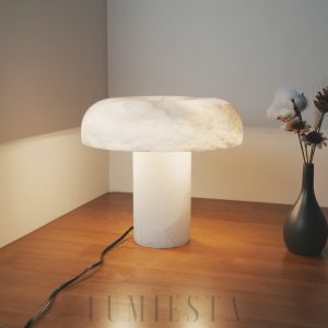 Rhodes - lampa stołowa z alabastru i mosiężną podstawą, ujęcie z bliska