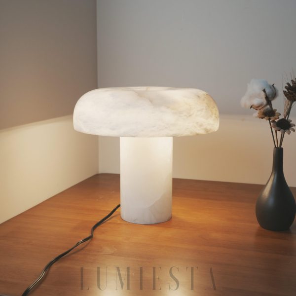 Rhodes - lampa stołowa z alabastru i mosiężną podstawą, ujęcie z bliska