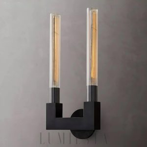 Lampa wisząca złota cylindryczna — detal refleksu światła w szklanym tubie na ciemnym tle