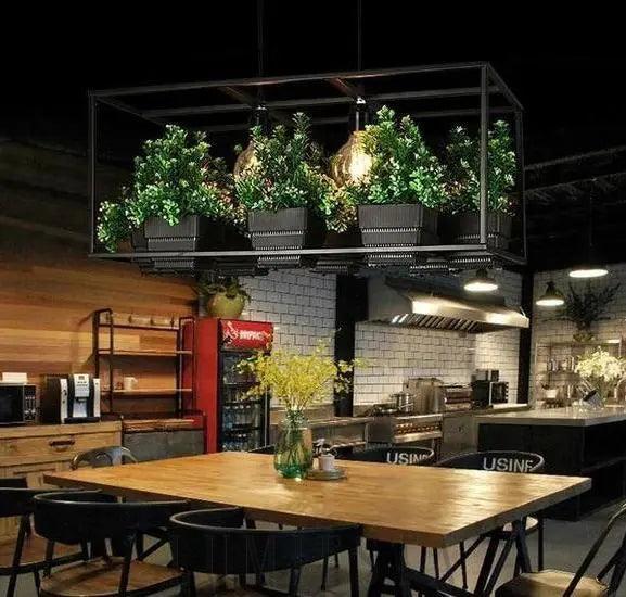 Lampa wisząca z roślinami w nowoczesnym stylu industrialnym
