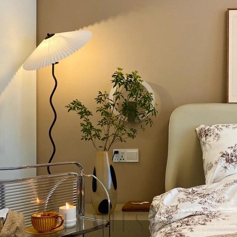 Squiggle, czarna lampa podłogowa z plisowanym białym abażurem, detal falistego stelaża