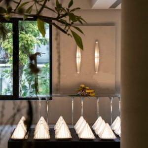Fragment 09 - chromowana oprawa i szklany klosz w zbliżeniu