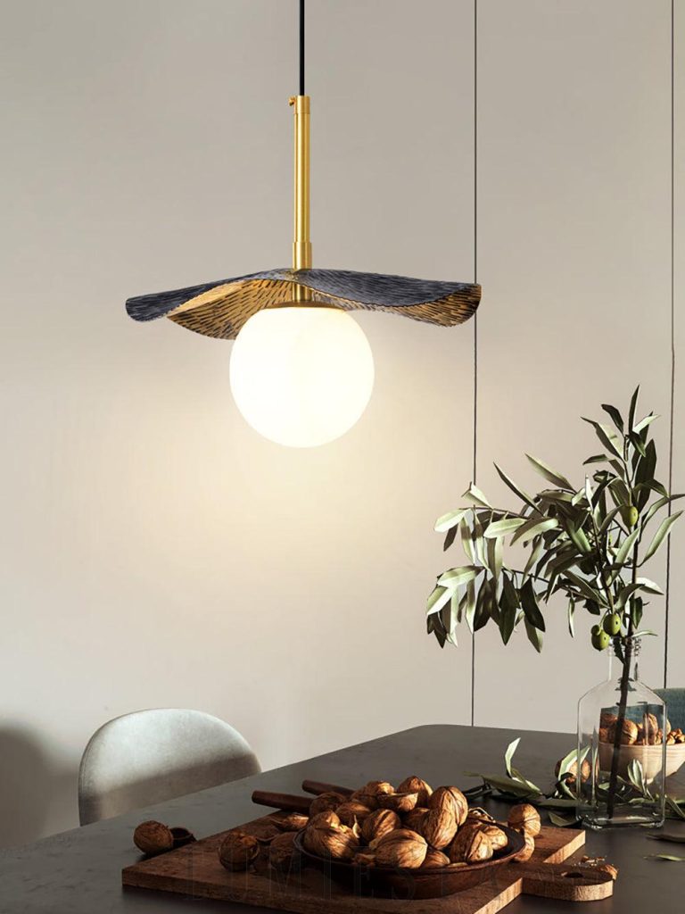 Montera Alabaster z mosiężnym kloszem - widok na alabastrowy klosz i mosiężne mocowanie