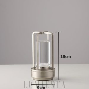 Lampa stołowa industrialna z metalowym stelażem - widok na ażurową konstrukcję