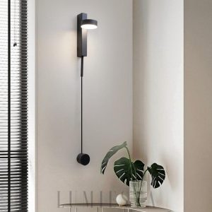 Nowoczesna złota lampa ścienna z regulacją