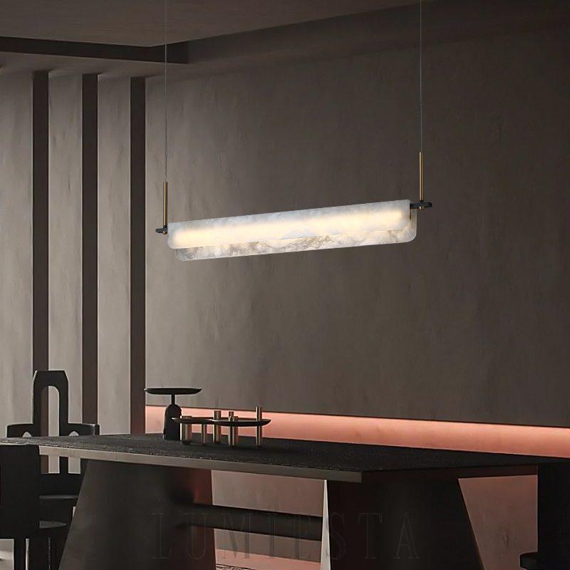 Years - podłużna lampa wisząca z alabastru i mosiądzu, ujęcie z boku