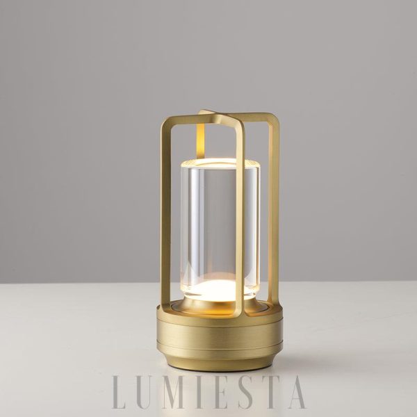Lampa stołowa industrialna z metalowym stelażem - prosty, surowy kształt podstawy
