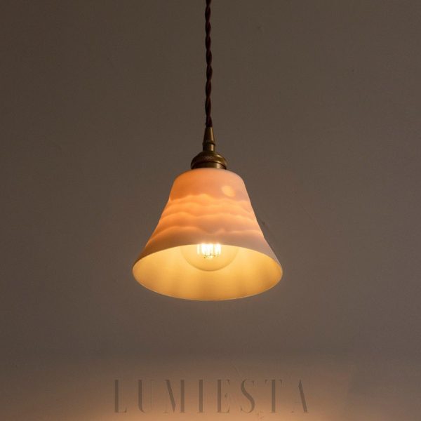 Mountains - ceramiczna lampa wisząca, detal powierzchni z miedzianym akcentem