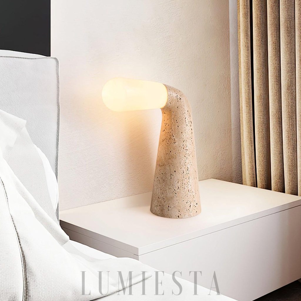 Lampa stołowa z trawertynu beżowa 25 cm - stożkowa podstawa i łagodnie zaokrąglony klosz