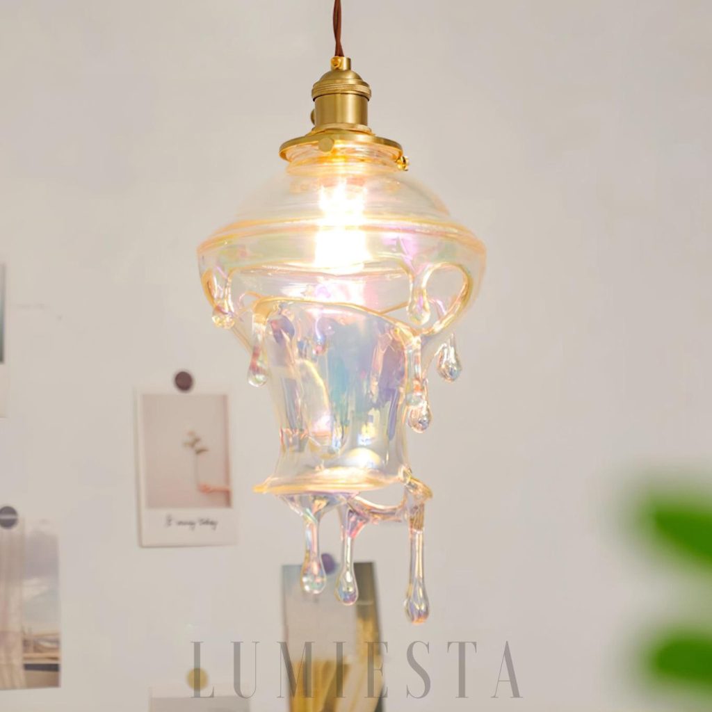 Lampa wisząca w kształcie kropli wody z kryształem i szkłem - widok z boku, szklane zaokrąglenie