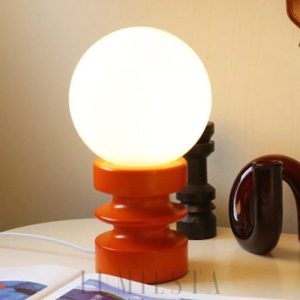 Nowoczesna lampa stołowa z okrągłym kloszem i stojakiem, detal podstawy