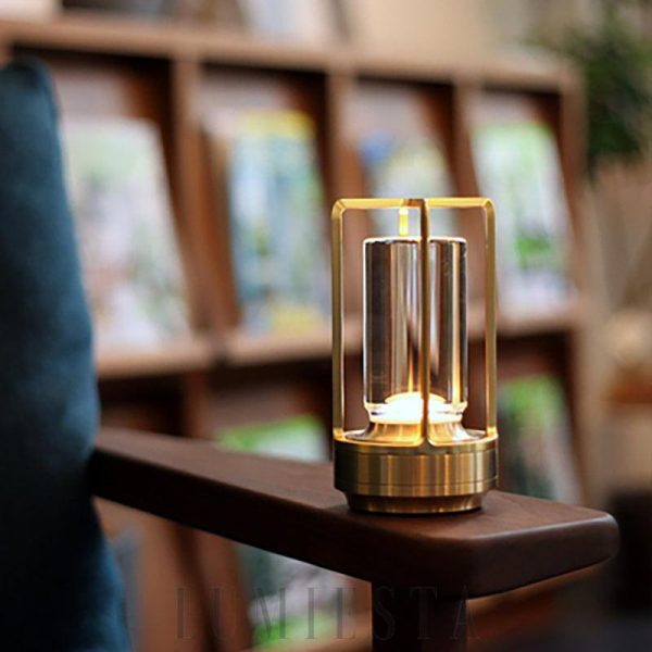 Lampa stołowa metalowa industrialna - widok z boku na smukłą konstrukcję