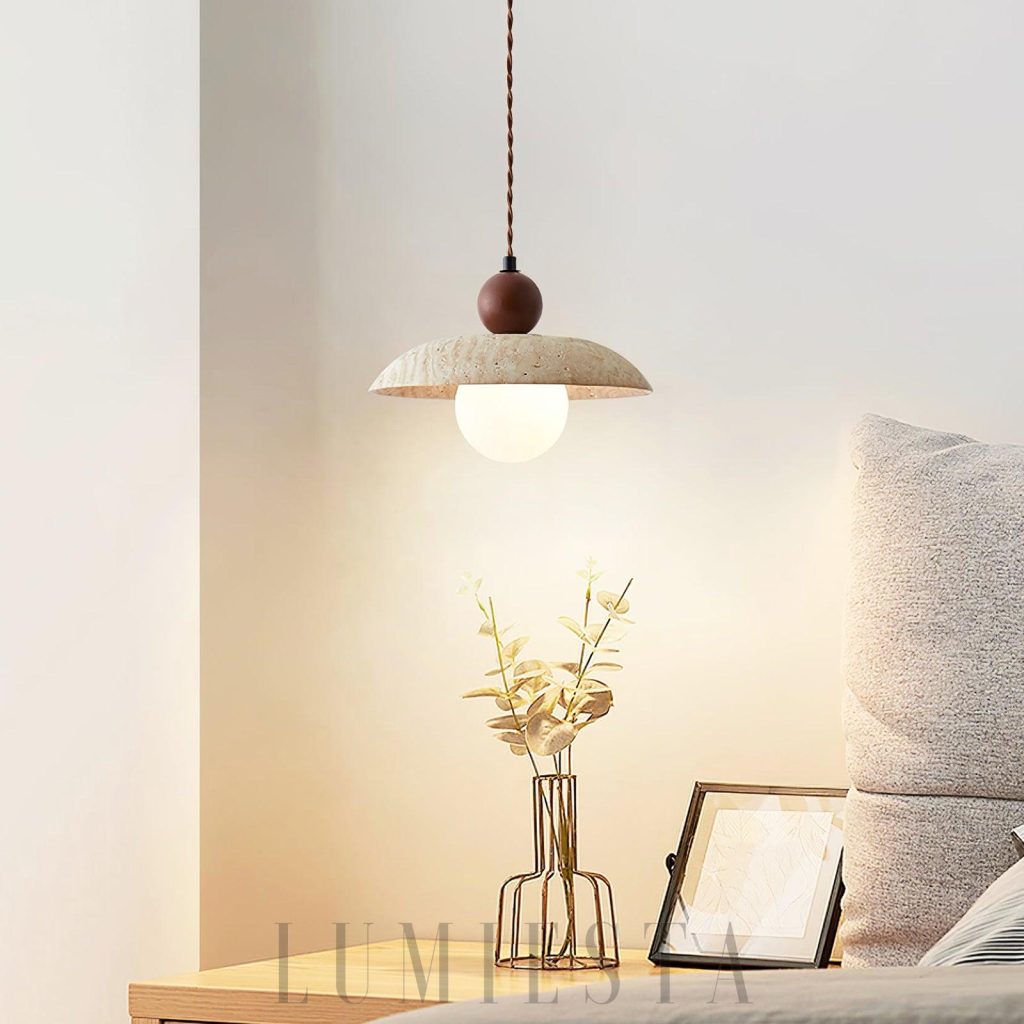 Lampa wisząca trawertyn drewniana kula beż orzech, widok z przodu