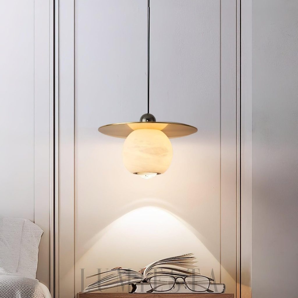 Flavas - lampa wisząca alabaster mosiądz w ujęciu bocznym