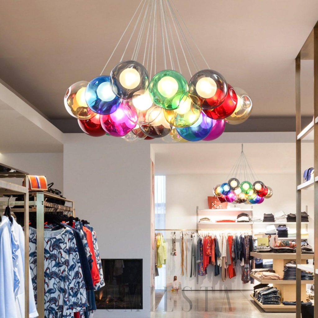 Stylowy żyrandol z kolorowych szklanych kul, Lampa wisząca 28 głowic w ujęciu z dołu